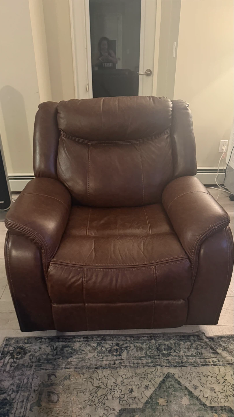 Free sofá and chair - photo 2