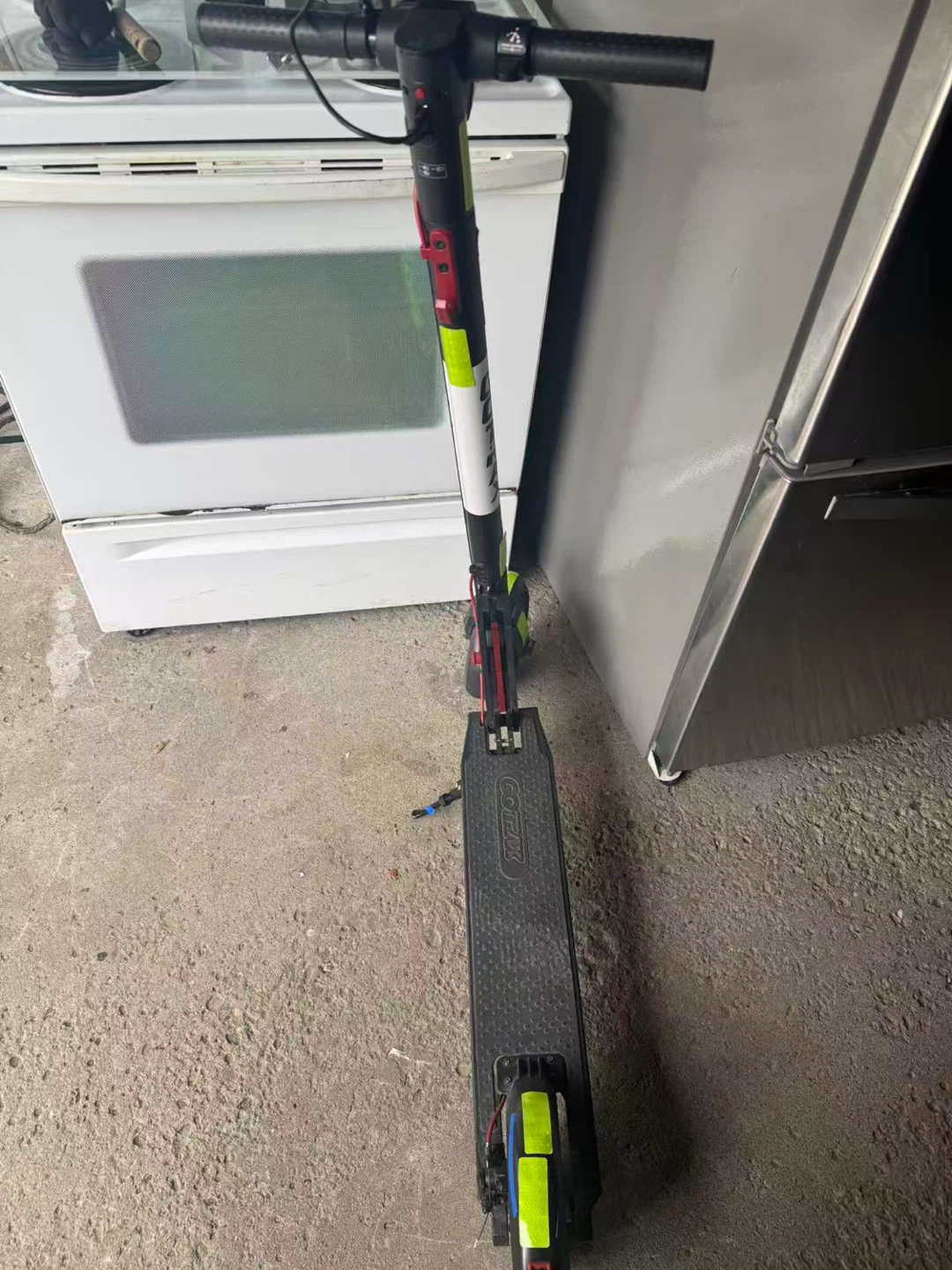 95% new Gotrax GXL V2 foldable E-scooter $250,l - photo 3