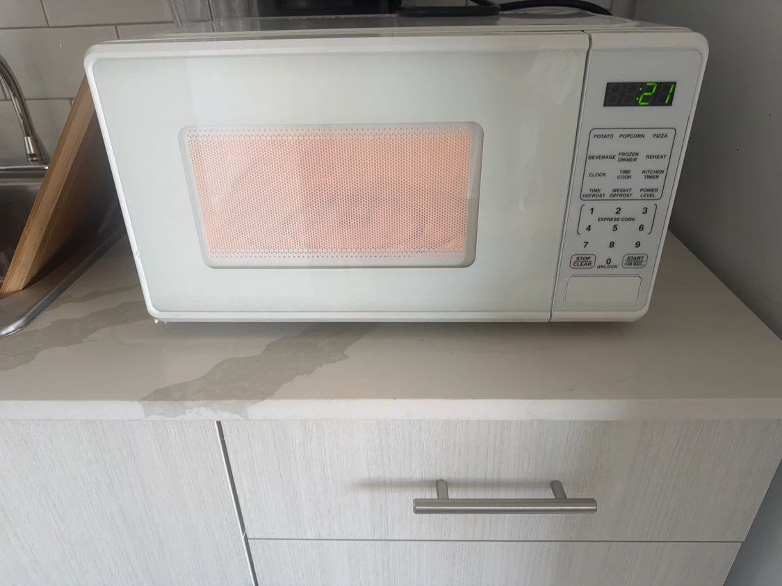 Mainstays 0.7 cu. ft. Microwave Oven - photo 2