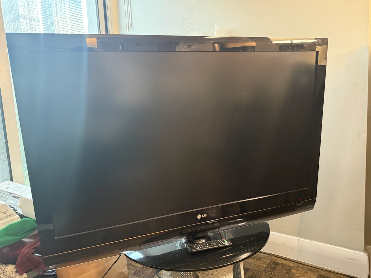 LG 47" Full HD 1080p LCD TV (Model: 47LG70) - photo 2