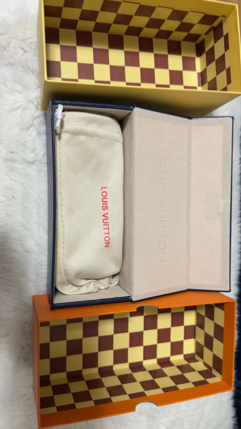 Louis Vuitton Sunglasses with Case and Box and Card - photo 5