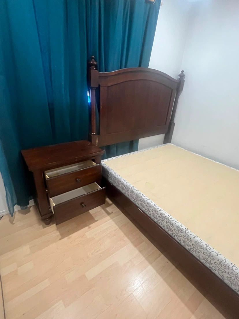 Queen frame, box spring and side table - photo 3