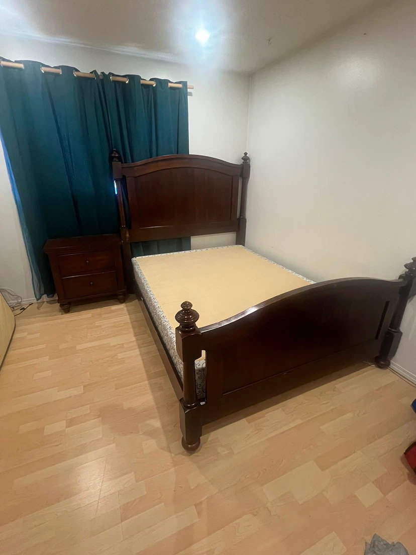 Queen frame, box spring and side table - photo 5