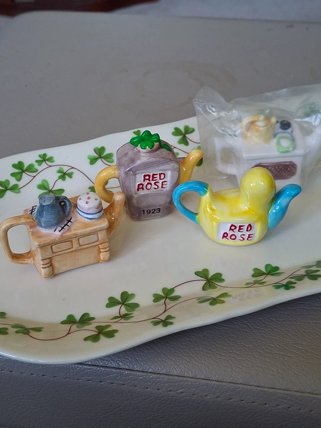 4 Vintage Red Rose Tea miniature teapots - photo 2