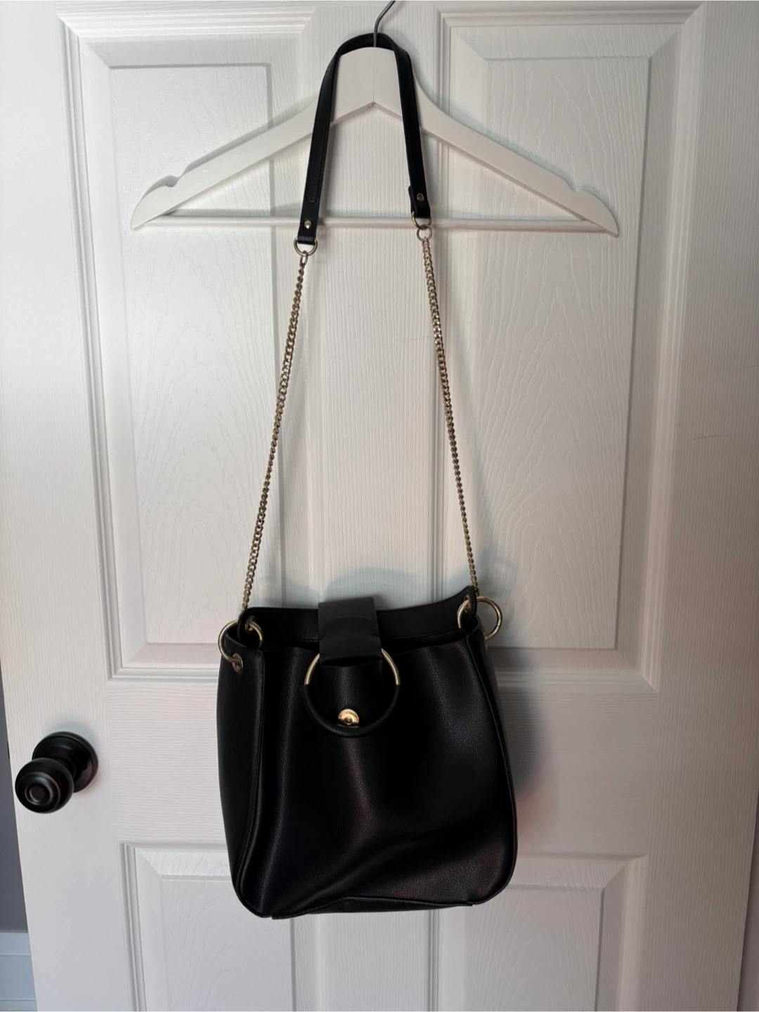 Black bucket bag with gold chain strap - photo 2