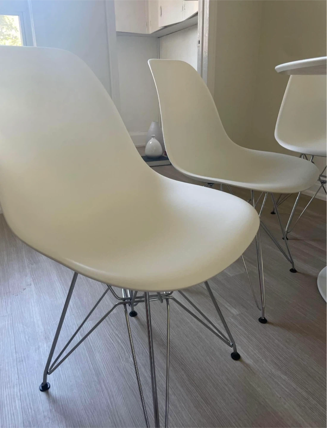 MOVING SALE - White tulip table with 5 chairs - photo 2