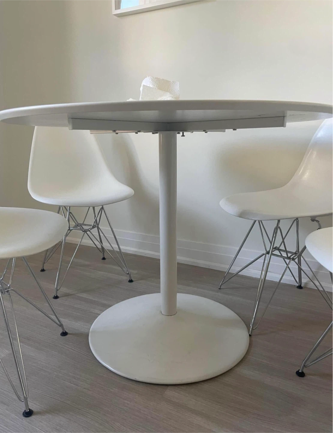 MOVING SALE - White tulip table with 5 chairs - photo 3