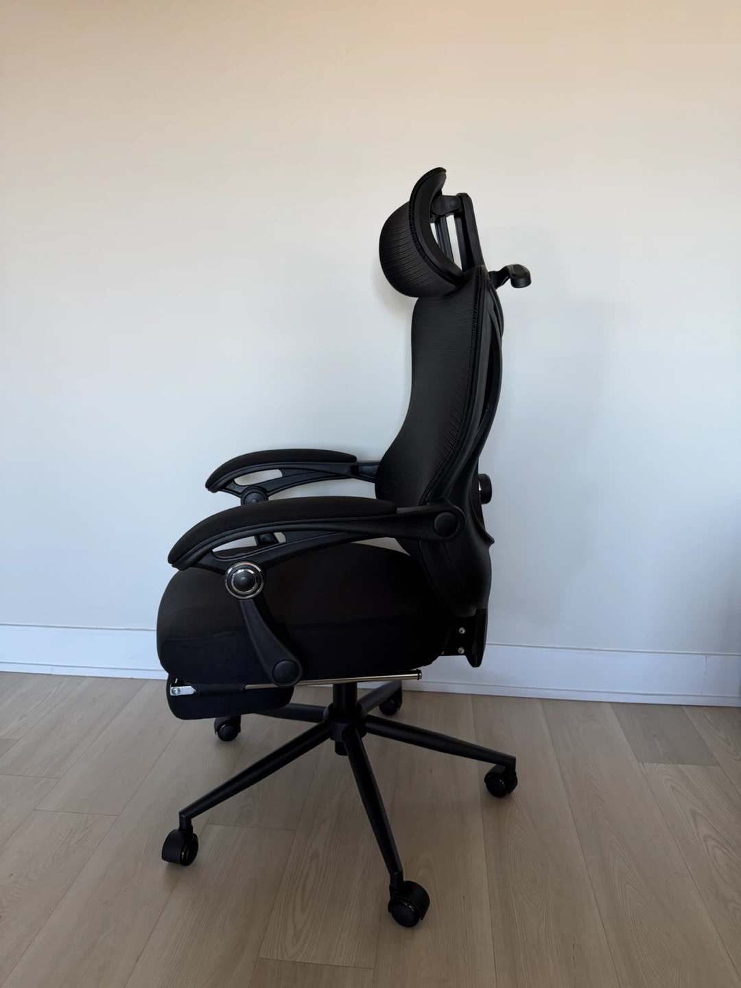 Black Ergonomic Office Chair with Footrest - photo 2