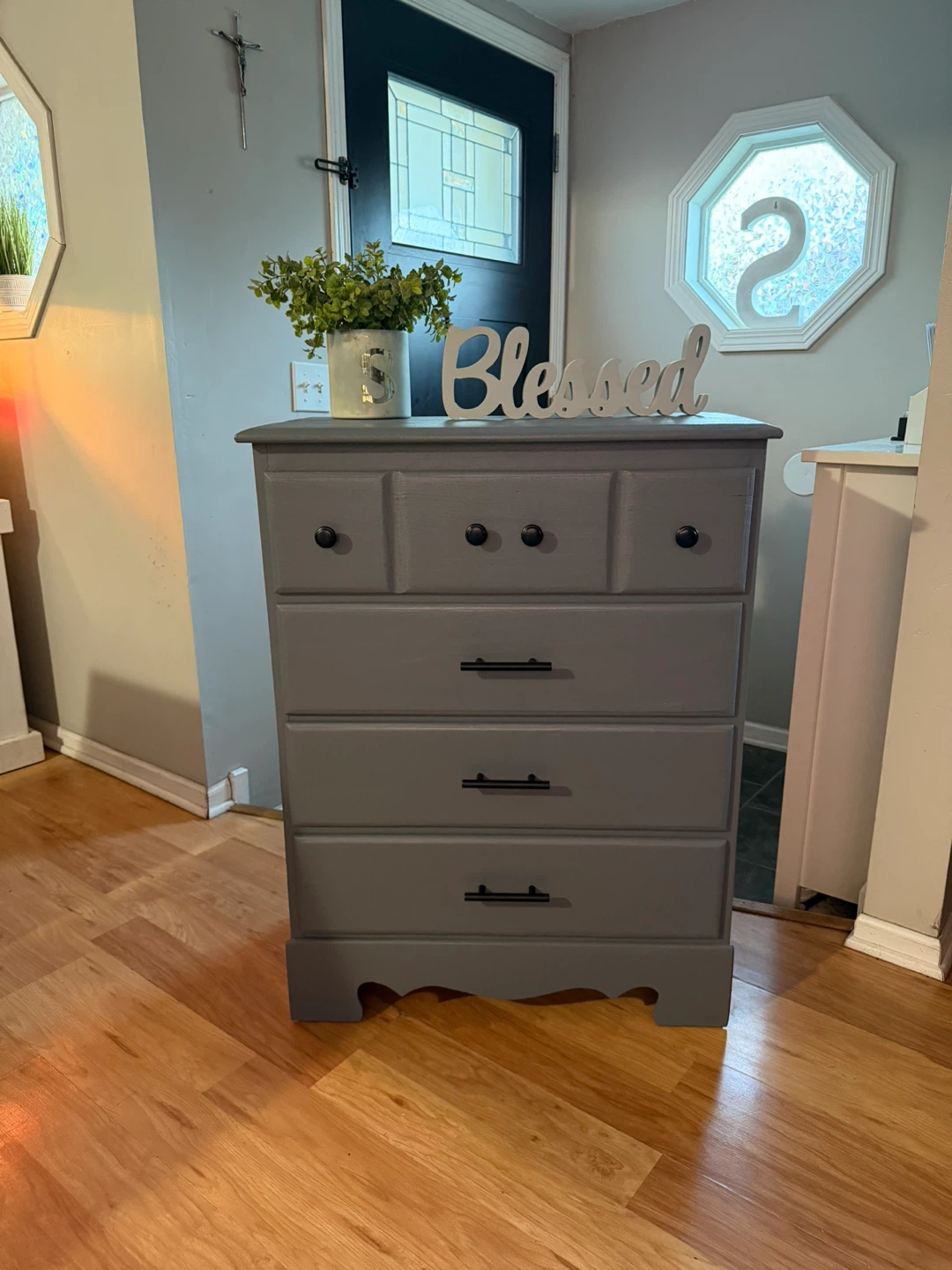 ✨🩶Beautiful solid dresser🩶✨