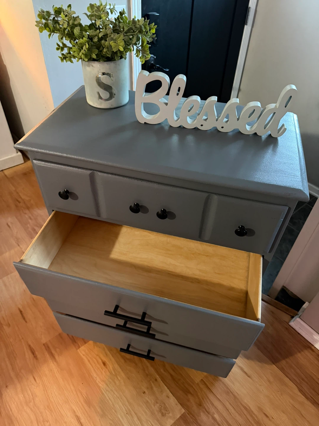 ✨🩶Beautiful solid dresser🩶✨ - photo 4