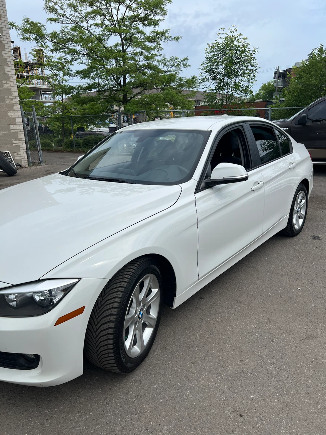 White BMW 320i Sedan - photo 2