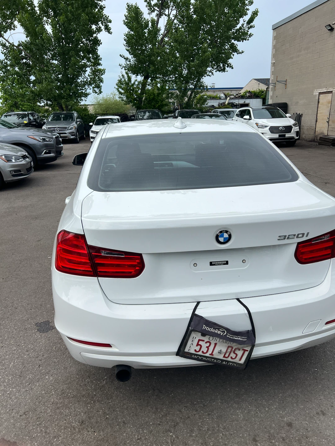 White BMW 320i Sedan - photo 3