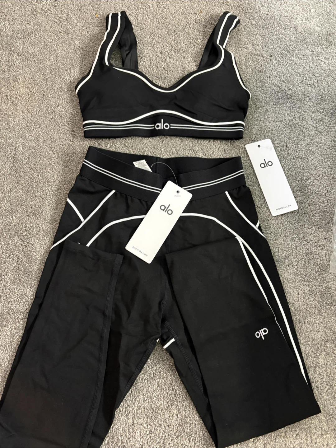 Alo Yoga matching set in black - photo 3