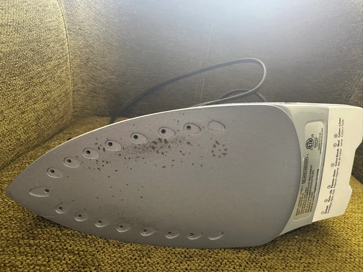 Black + Decker Light 'N Easy Steam Iron - photo 3