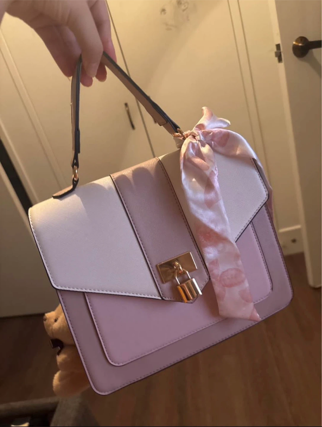 Pink and white handbag with bow - photo 2