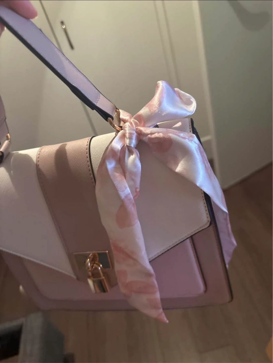 Pink and white handbag with bow - photo 3