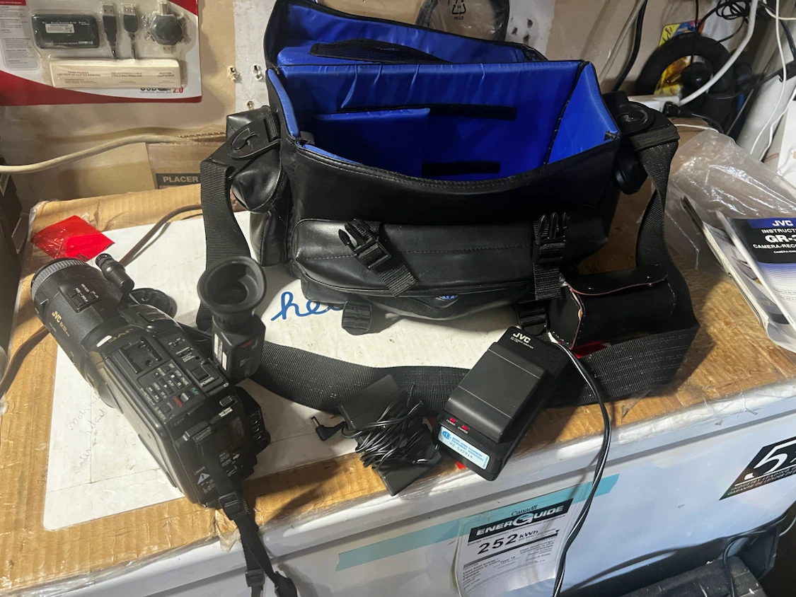 JVC Compact VHS Camcorder GR-323 - photo 2