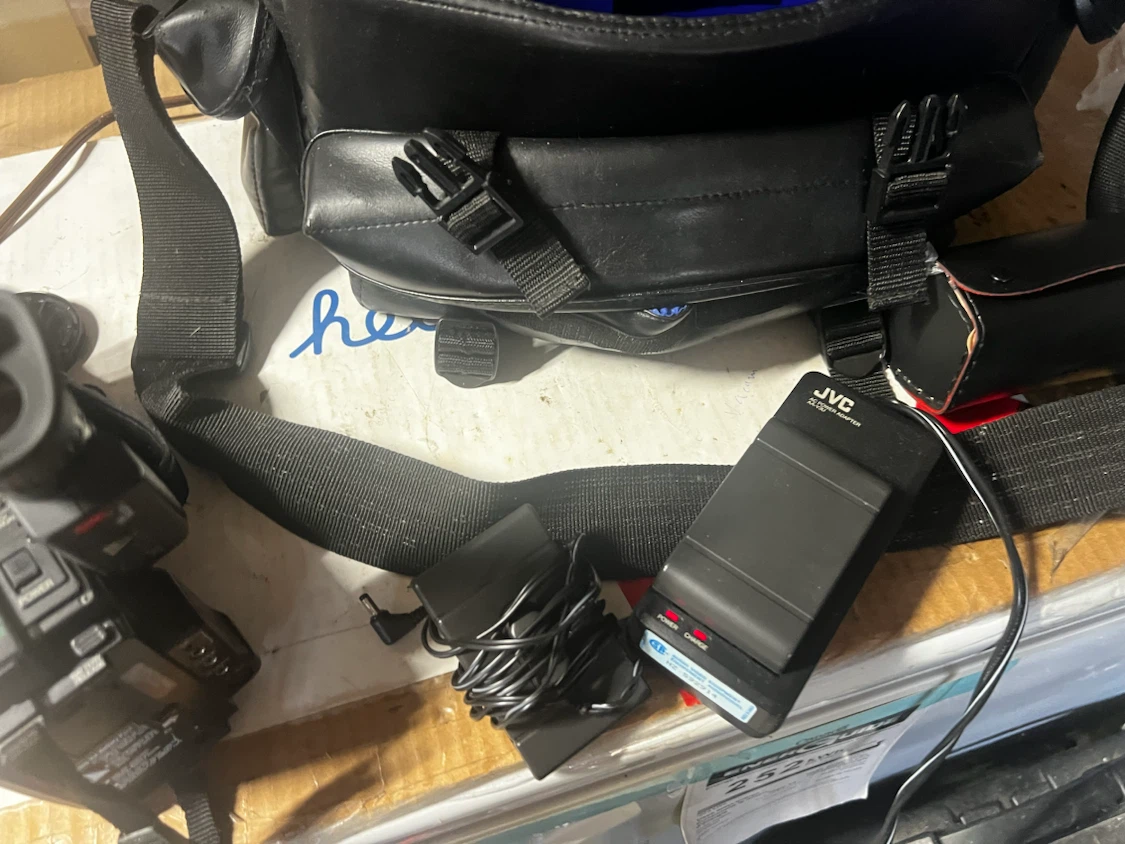 JVC Compact VHS Camcorder GR-323 - photo 3