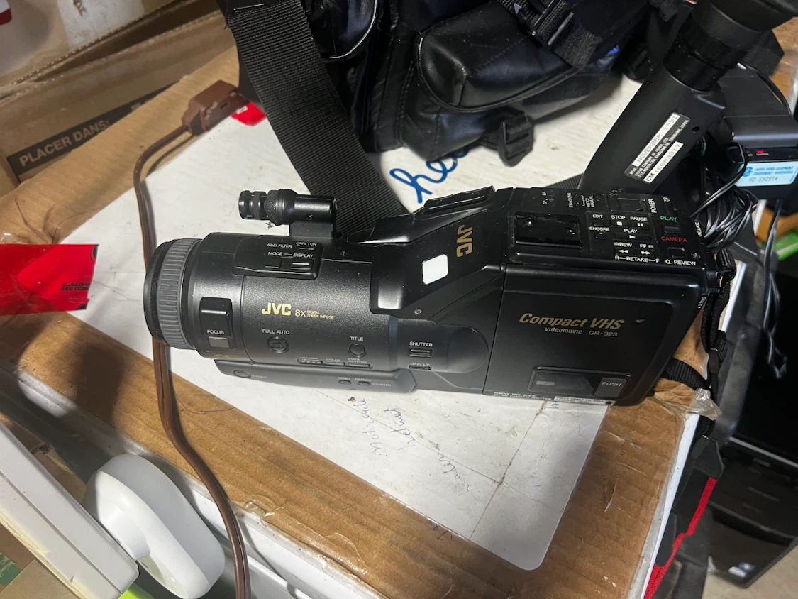 JVC Compact VHS Camcorder GR-323 - photo 4