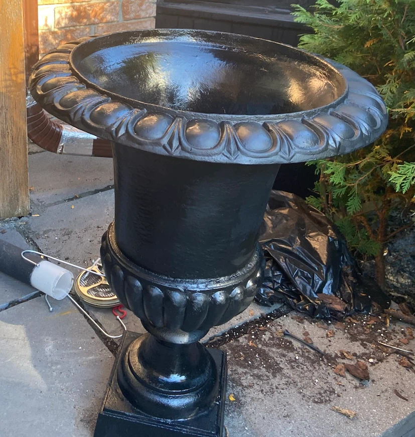 Pair of Cast Iron Garden Urns - photo 5