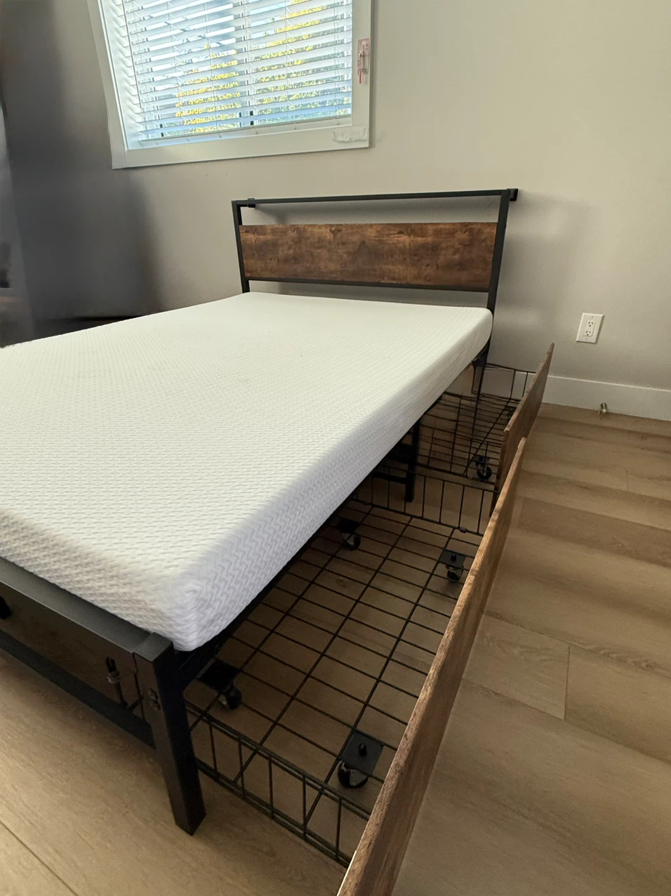 ⭐︎Good condition⭐︎Industrial Style full Bed Frame with mattress - photo 3