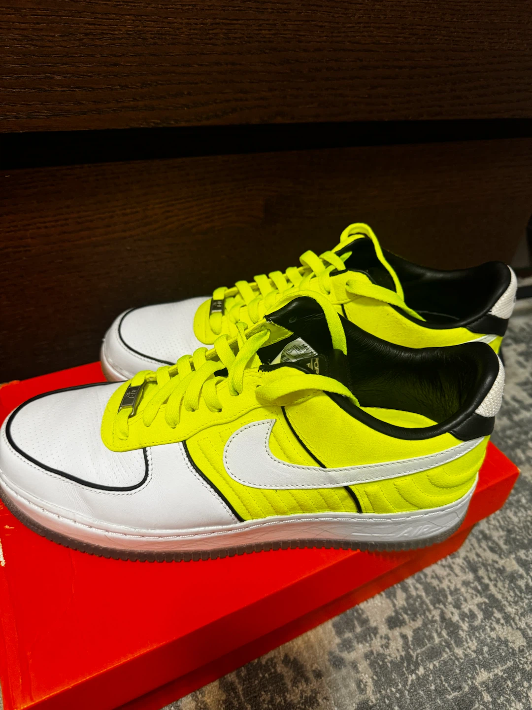 Nike Air Force 1 Volt White Black Size 9.5
