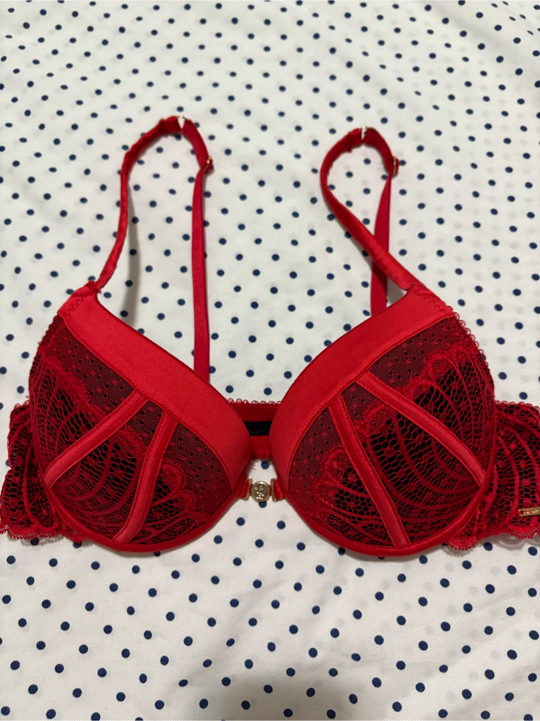 La Vie en Rose red lace magnet front-closure bra
