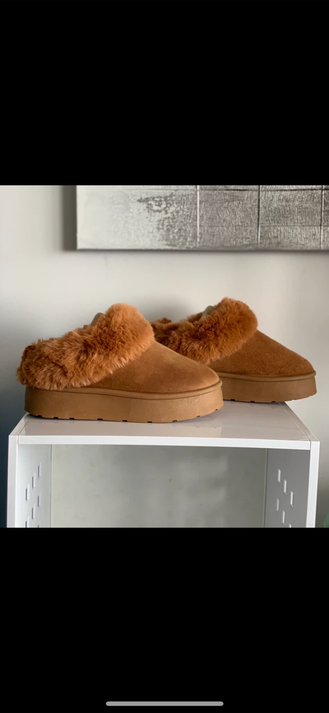 LIKE NEW! Super Comfy Uggs-Style Slippers/Ultra Mini Booties
