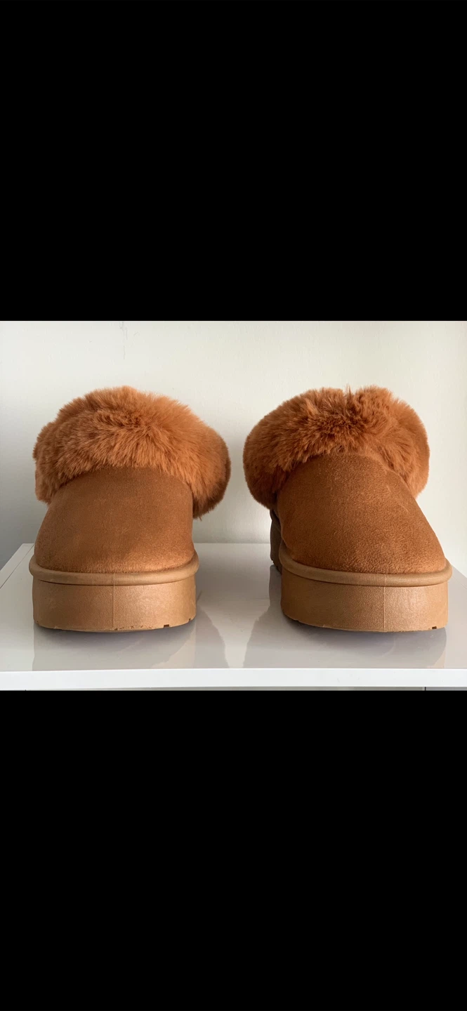 LIKE NEW! Super Comfy Uggs-Style Slippers/Ultra Mini Booties - photo 2