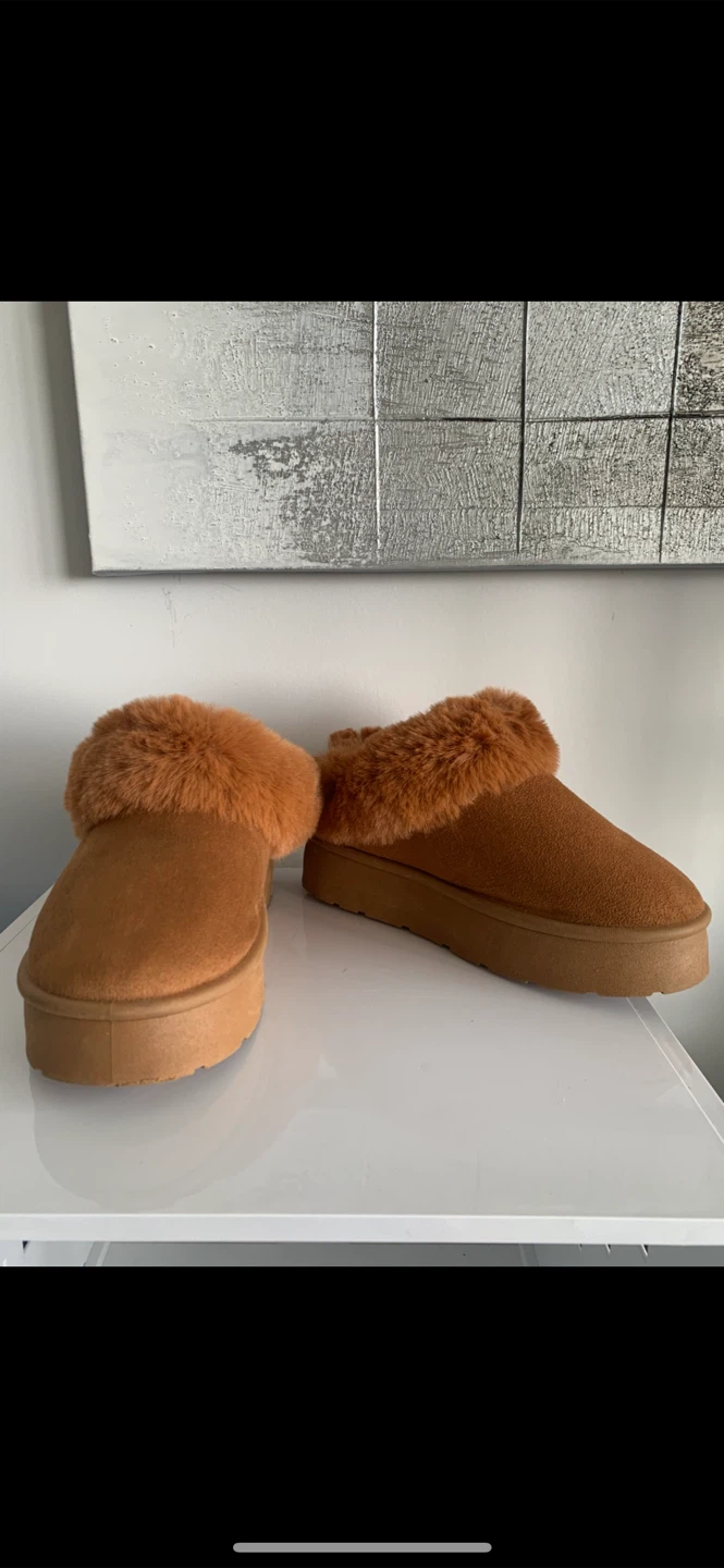 LIKE NEW! Super Comfy Uggs-Style Slippers/Ultra Mini Booties - photo 3