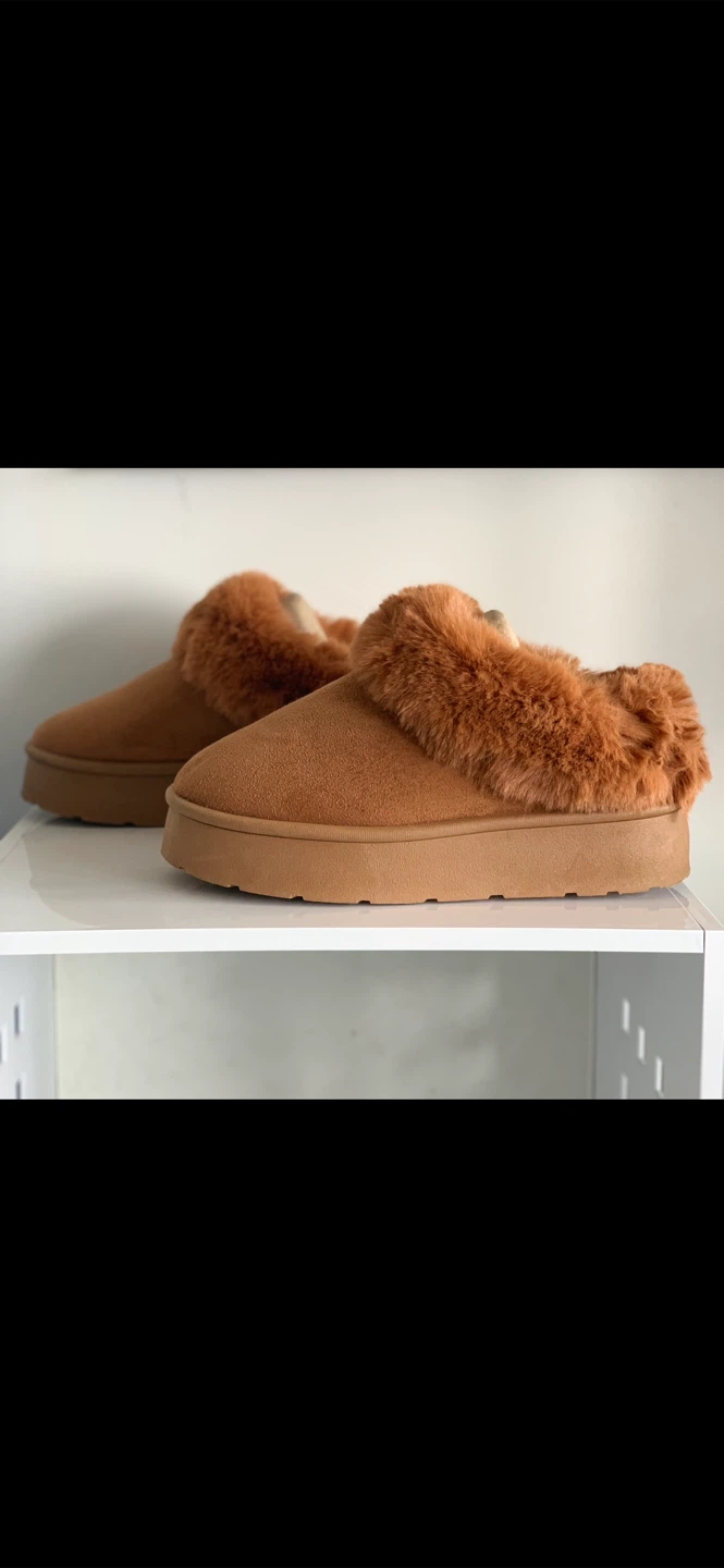 LIKE NEW! Super Comfy Uggs-Style Slippers/Ultra Mini Booties - photo 4
