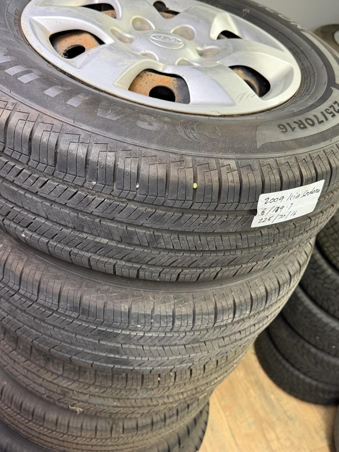 Set of 4 Kia Sedona Tires and Rims - photo 3