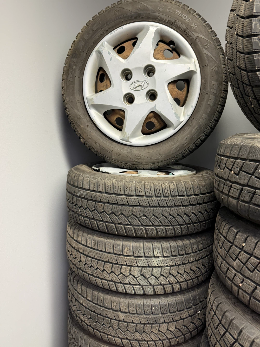 Set of 4 Winter Tires with Hyundai Rims