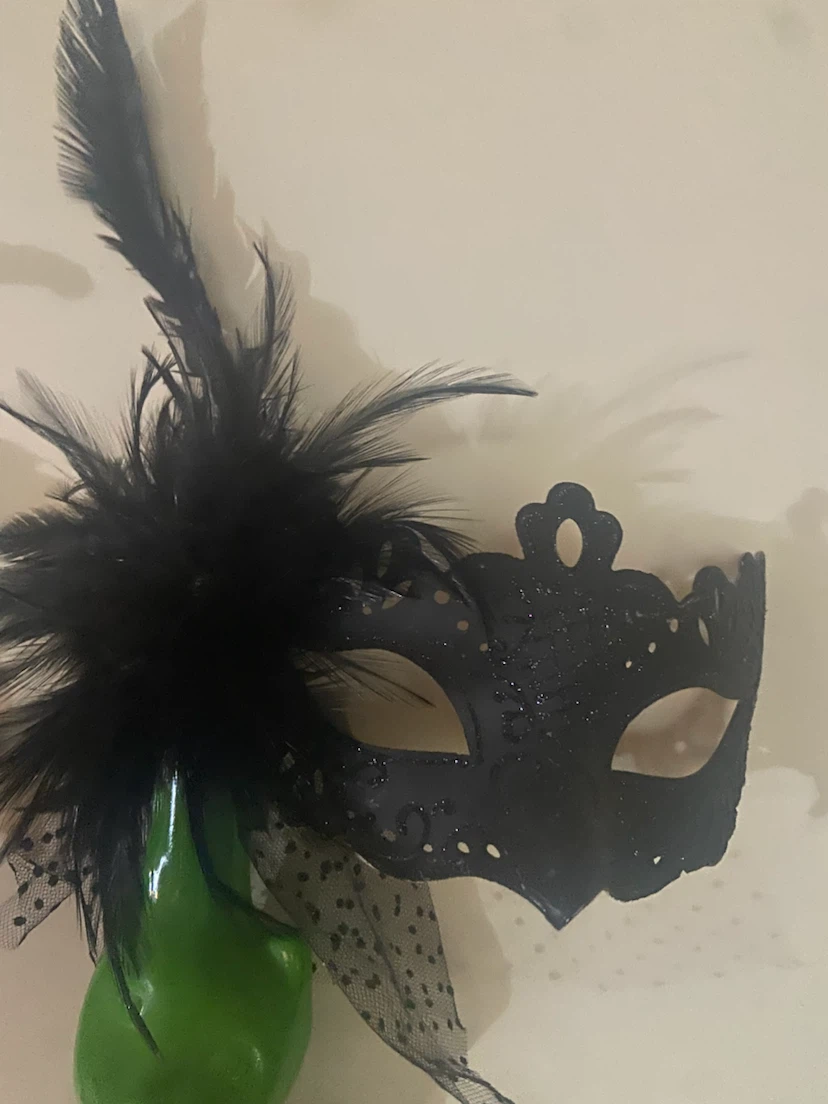 Set of 4 Masquerade Masks with Feathers - photo 2