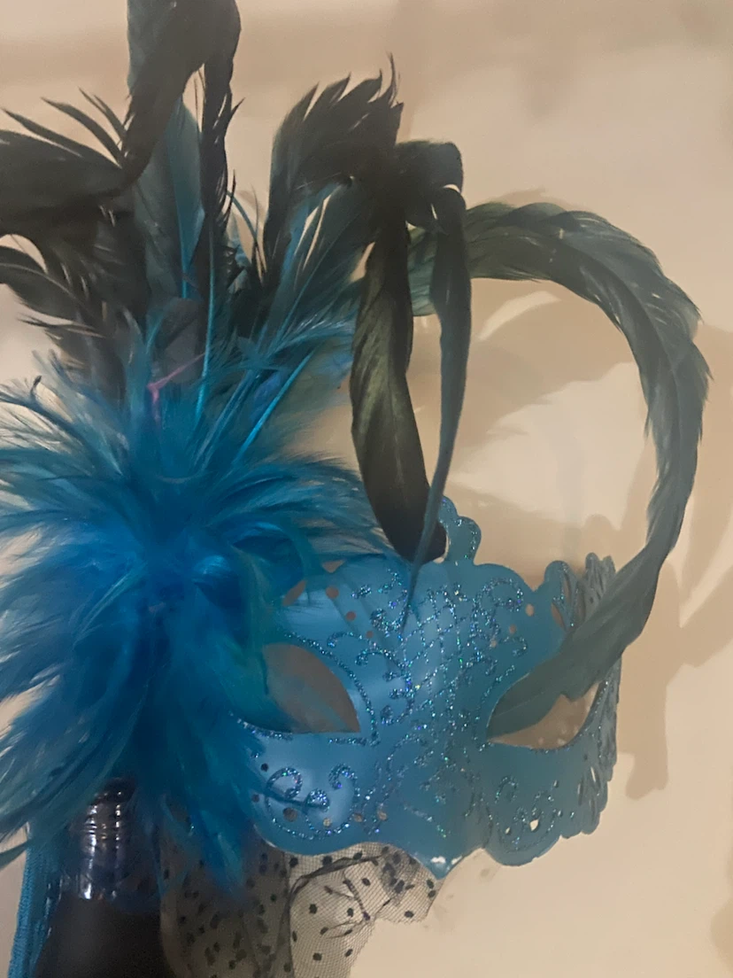 Set of 4 Masquerade Masks with Feathers - photo 3