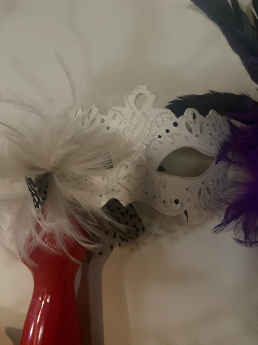 Set of 4 Masquerade Masks with Feathers - photo 4