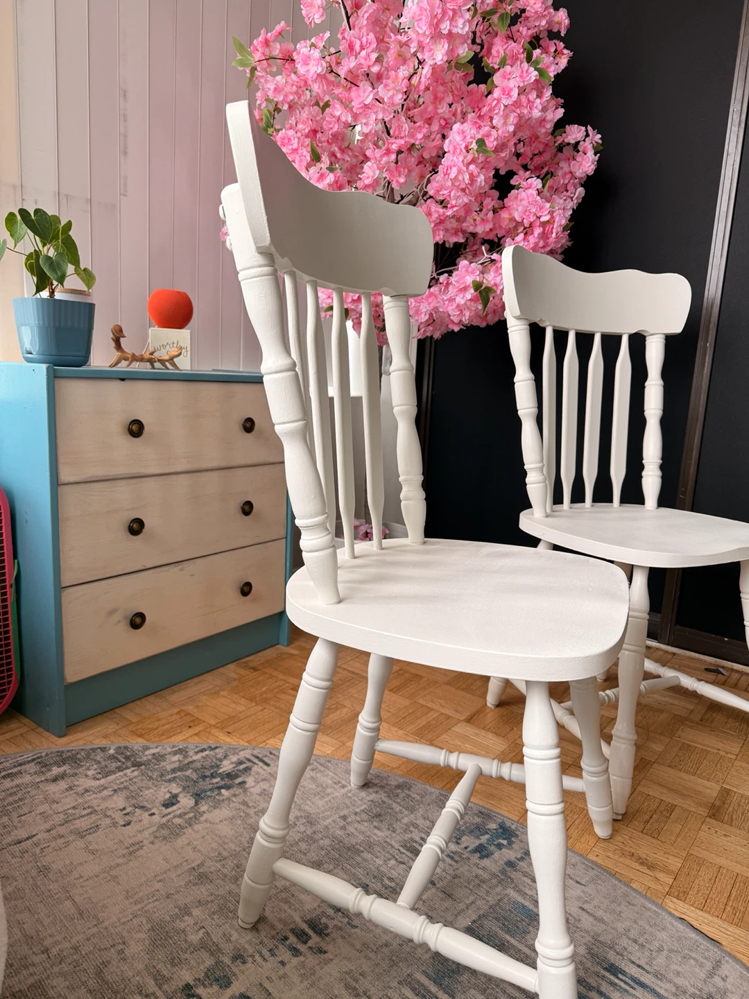 Set of two white spindle back chairs - photo 2