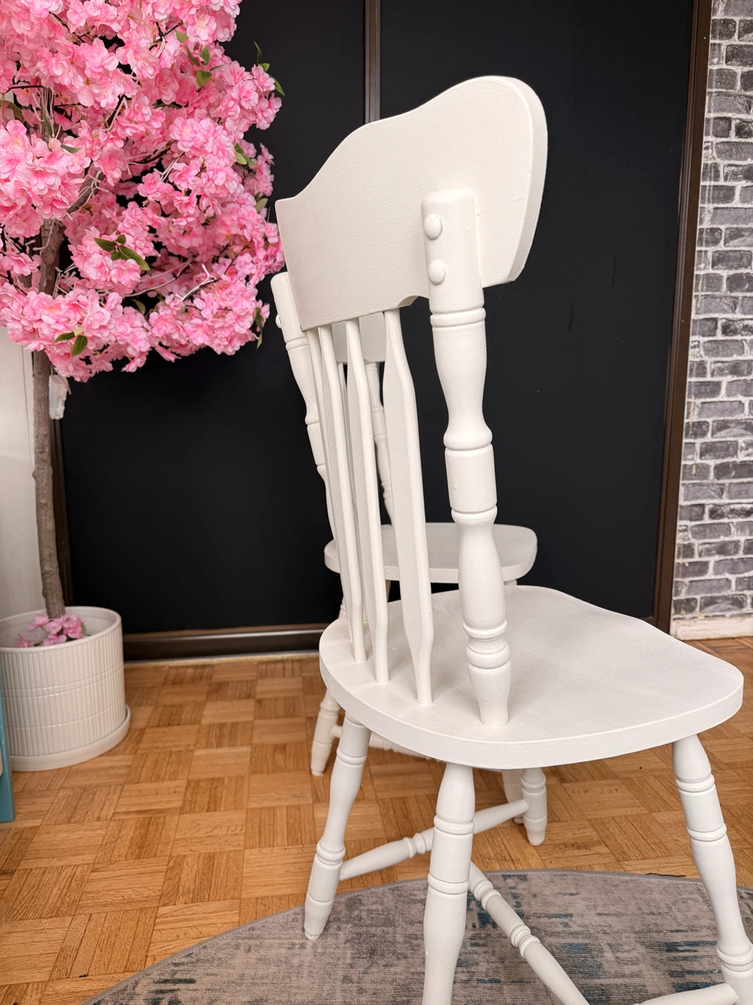 Set of two white spindle back chairs - photo 3