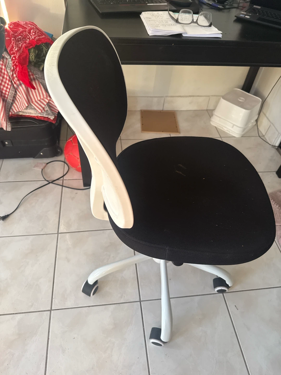 Black mesh office chair and table - photo 2