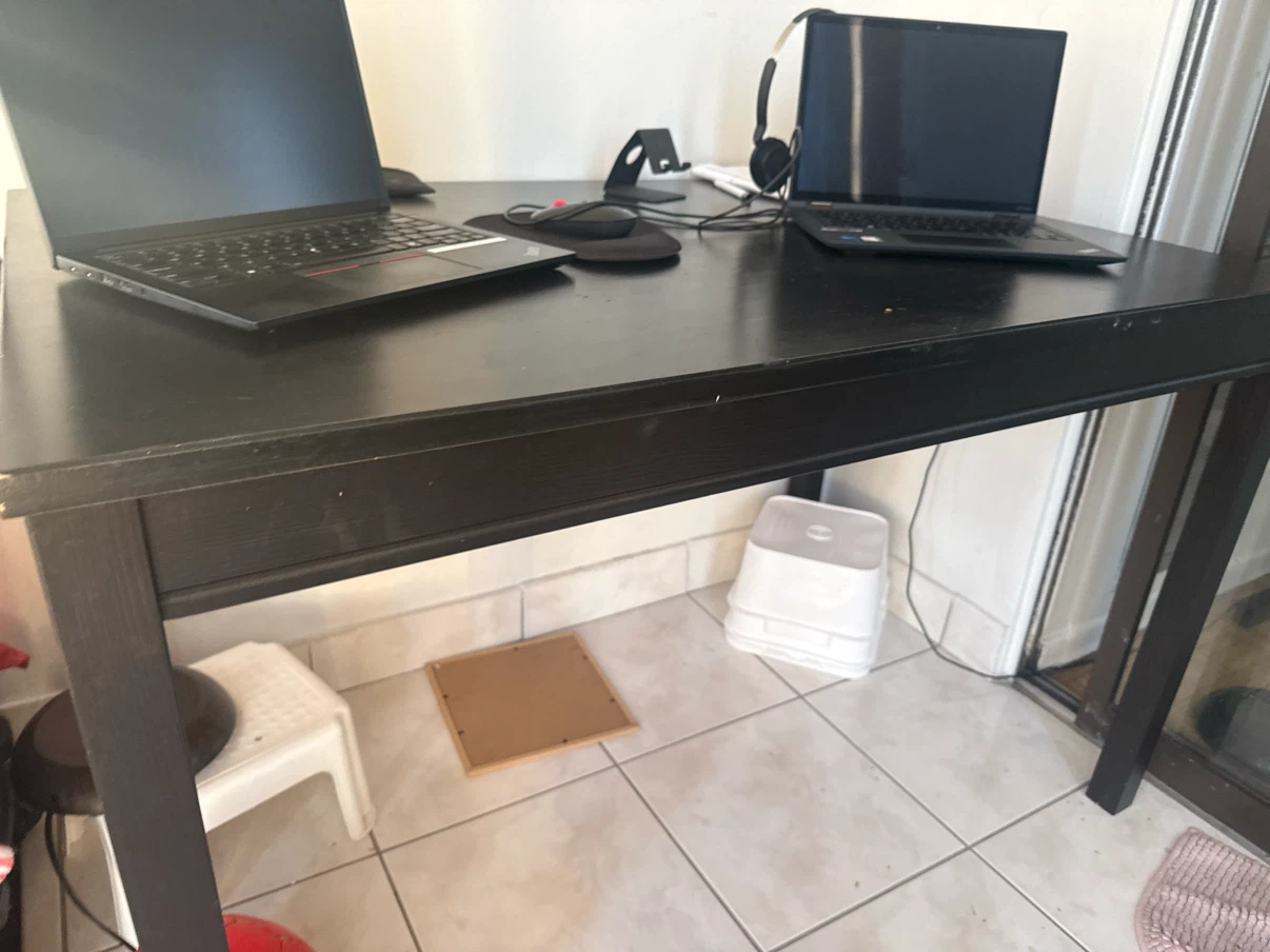 Black mesh office chair and table - photo 4