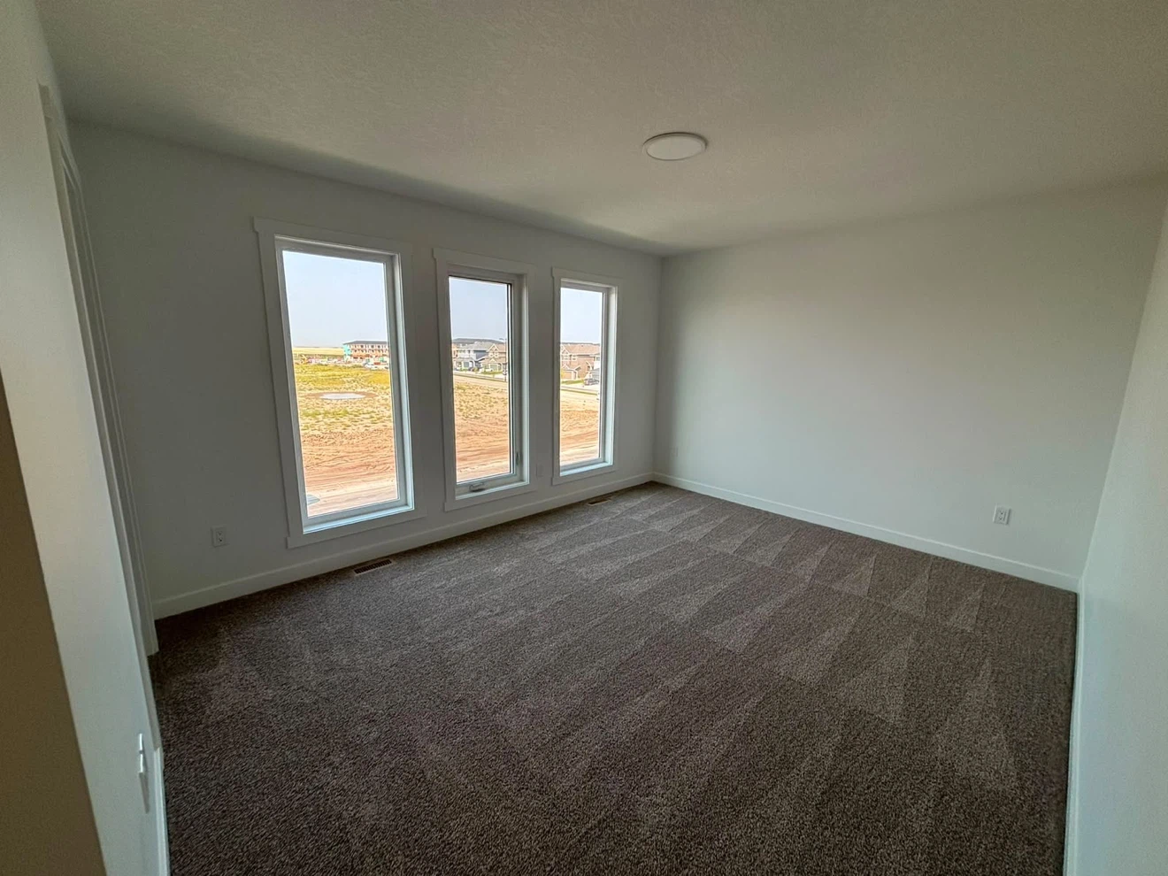 PRIVATE ROOM AVAILABLE FOR RENT
