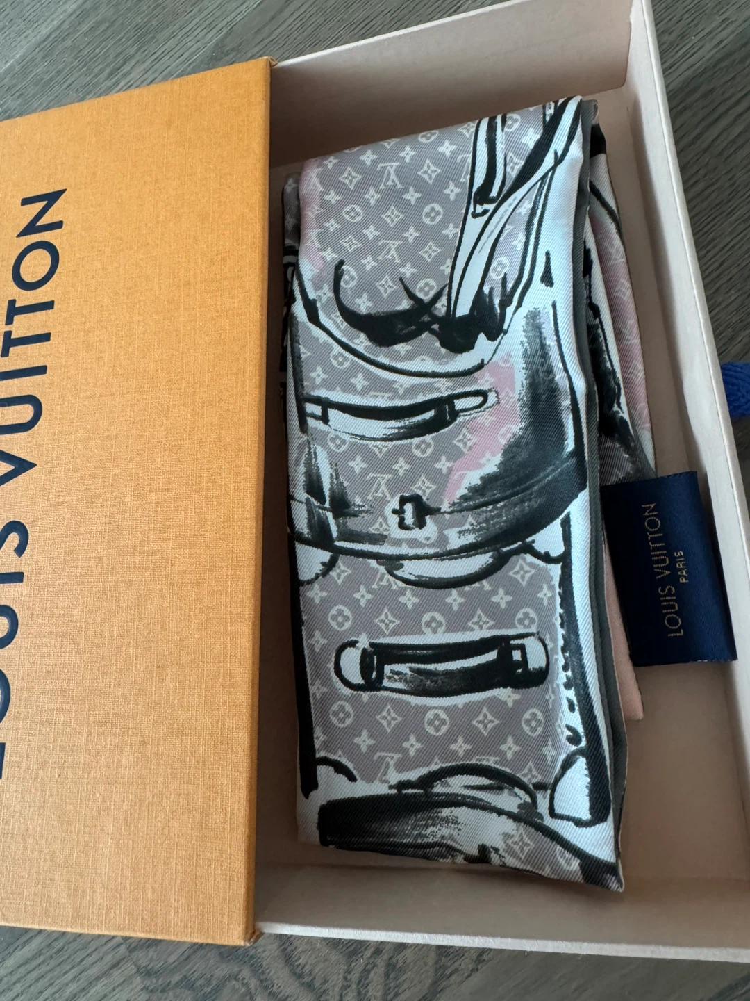 Never used Louis Vuitton Silk Bandeau Scarf - photo 5