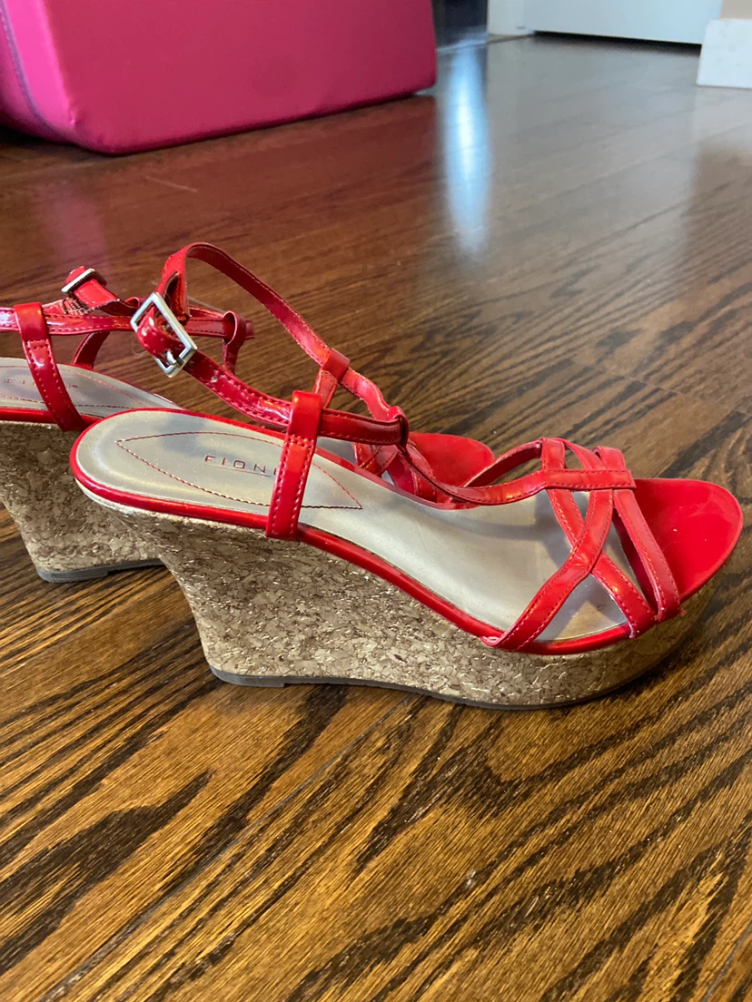 Fioni Red Wedge Sandals Size 8 - photo 2