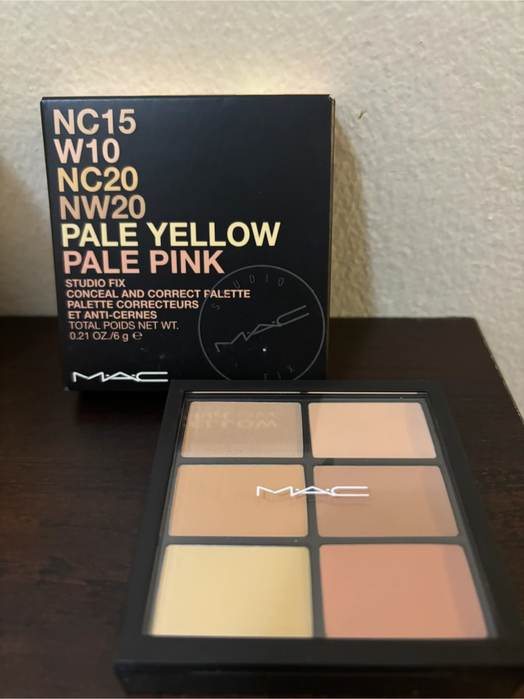 NEW-MAC Studio Fix Conceal and Correct Palette - Light
