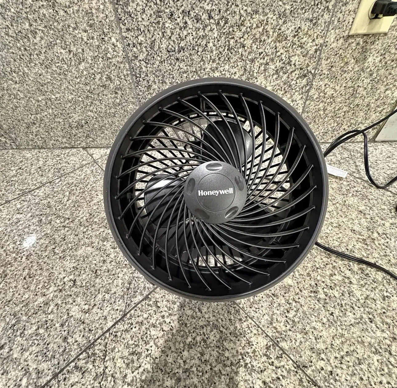 Honeywell TurboForce Table Fan - photo 3