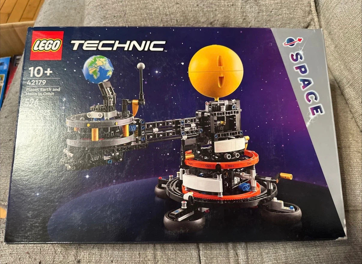 LEGO Technic Planet Earth and Moon in Orbit 42179