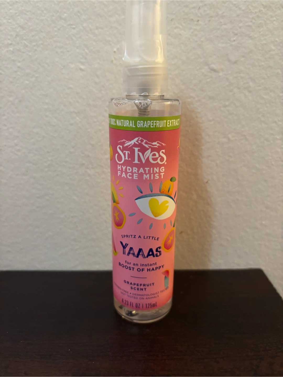 NEW-St. Ives Hydrating Face Mist Grapefruit 125ml