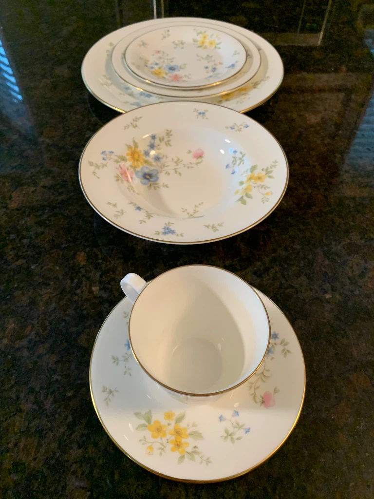 Royal Doulton "Elegy” Fine Bone China" (H 5044) Fine