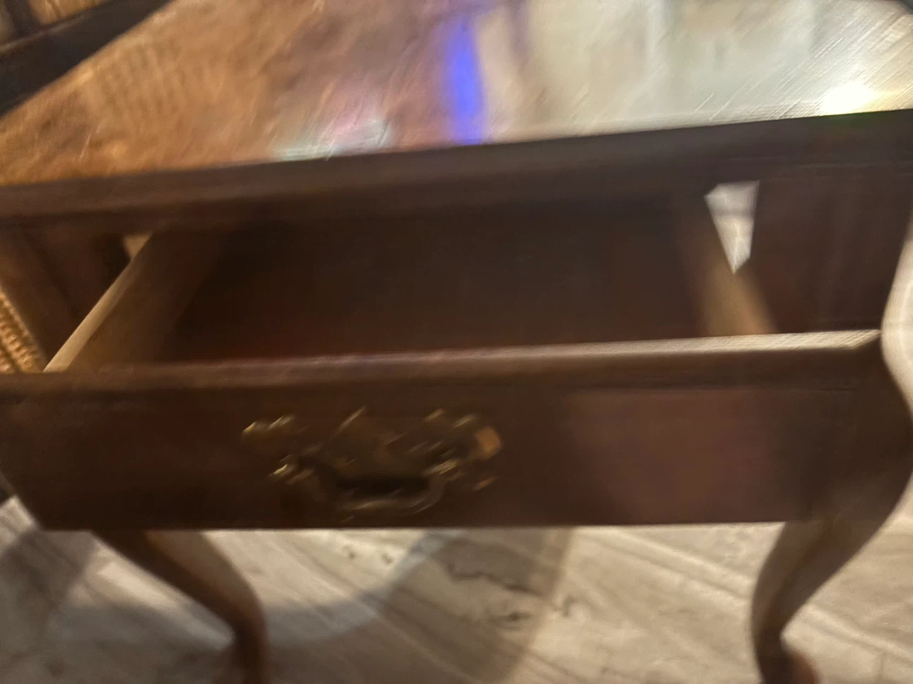 Table d'appoint en bois avec tiroir