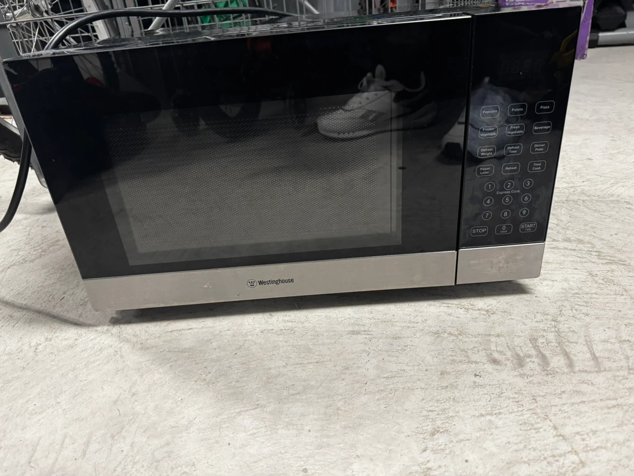 Westinghouse 0.9 cu. ft. Microwave Oven - photo 2